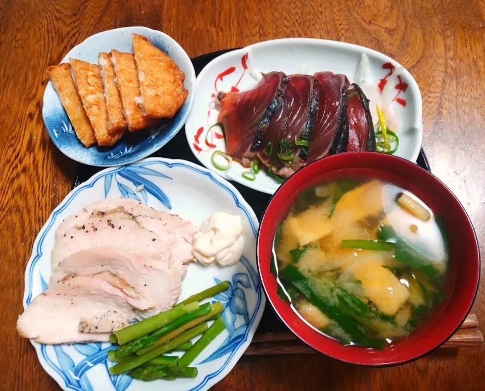 今日の晩ご飯
ローストチキン アスパラ添え
鰹のたたき
玉葱の練り天
みそ汁(にらと玉ねぎとうすあげ)|たつかばさん