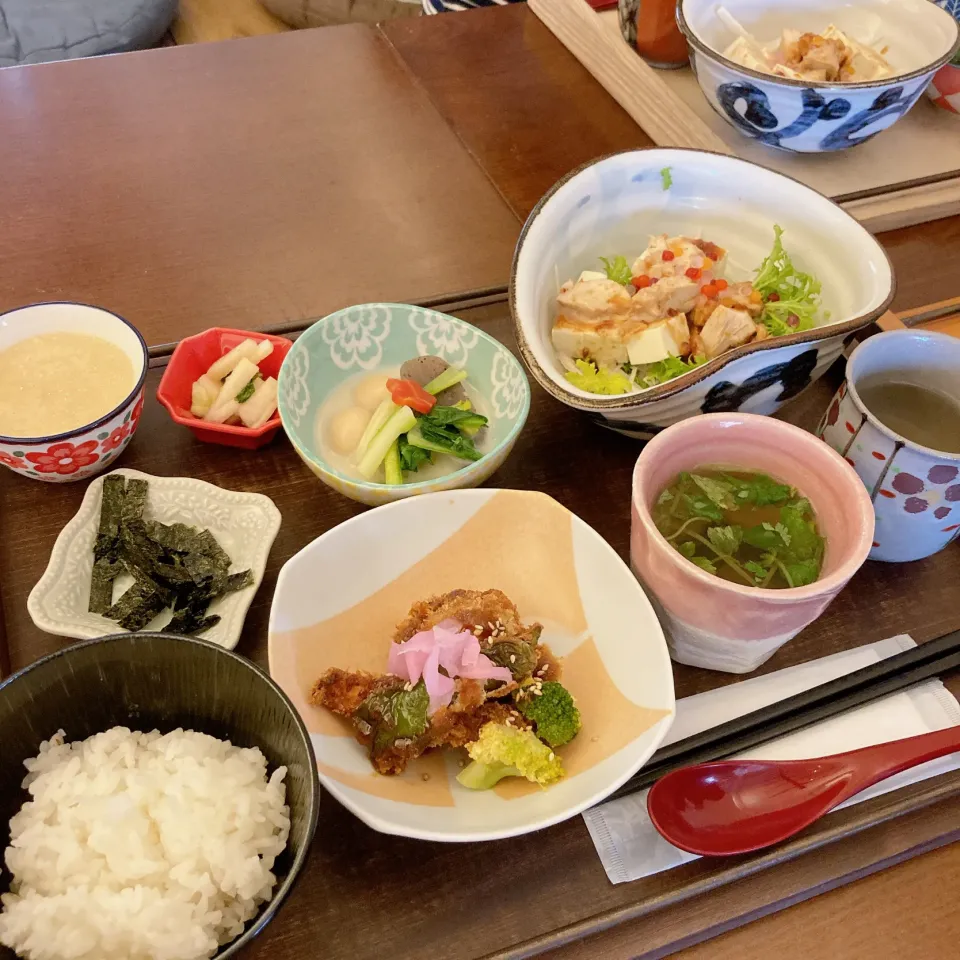 鶏肉・豆腐・わさび菜の香味ゴマサラダ　鯛のみそカツと山芋コロッケ　　　　　　豆乳仕立てのミニおでん|ちゃみこさん