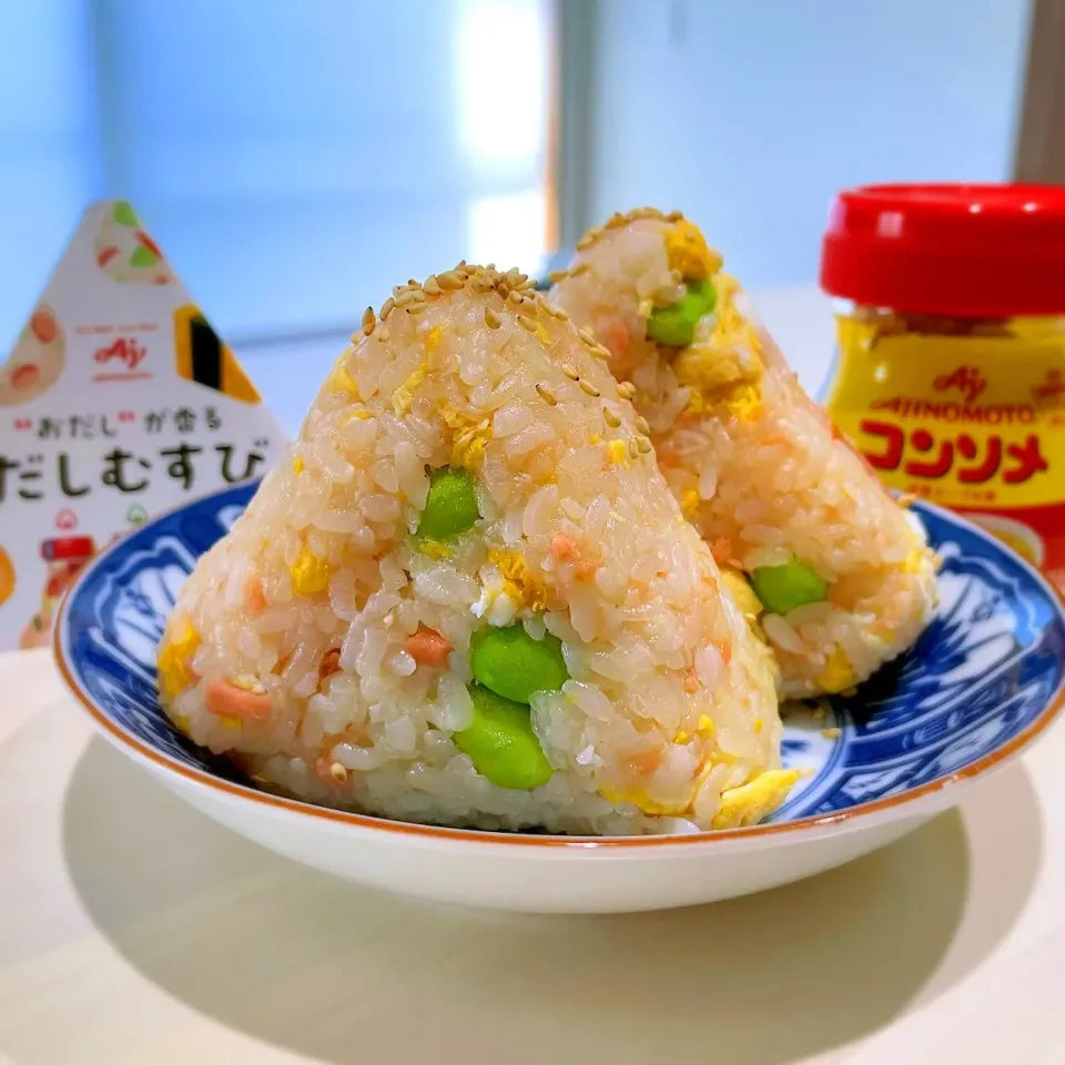 鮭と卵と枝豆のコンソメだしむすび🍙|はるさん