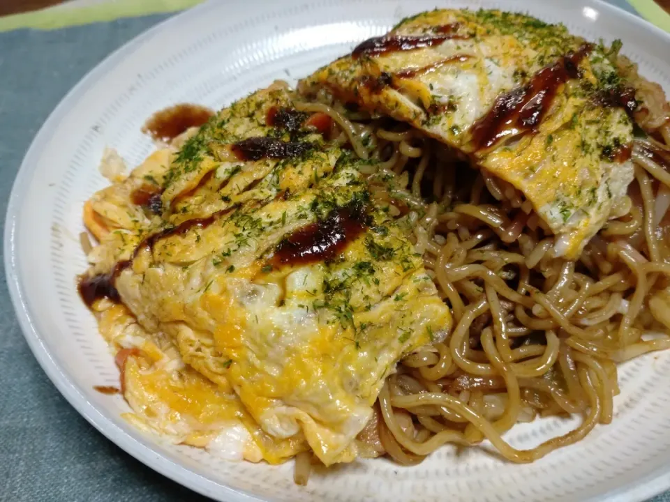 Snapdishの料理写真:オムそば

お昼に焼きそば作ったけど、
最近卵が貴重品になって
なおさら卵に包みたく
なりました〜

#ちょっとひと手間昼ごはん|なおすけさん