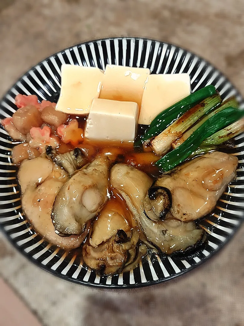 Snapdishの料理写真:牡蠣と豆腐と麩と焼きネギの和風餡掛け|samiさん