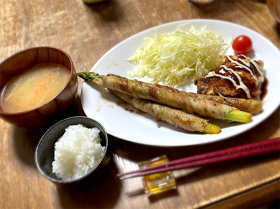 アスパラの豚バラ巻き・四角いたこ焼き・千切りキャベツ・味噌汁・ご飯|ちびろ菌さん