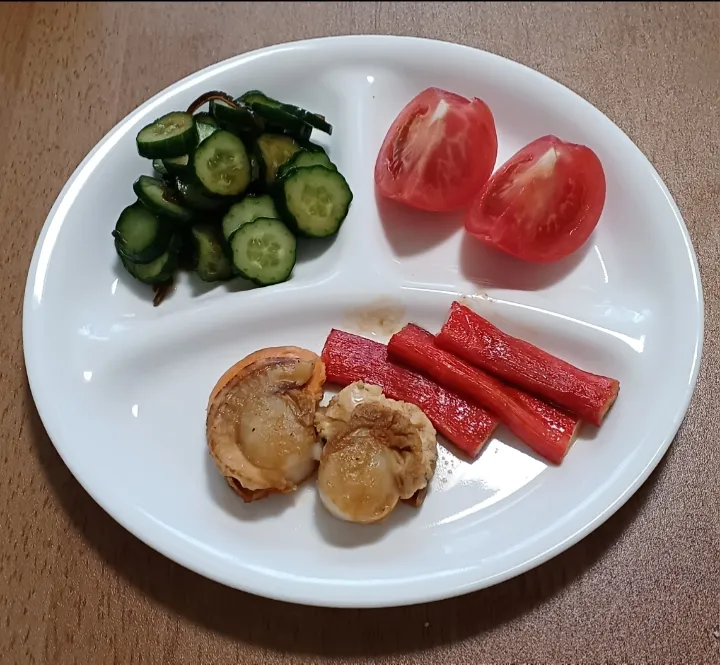 きゅうりの塩昆布浅漬け
トマト
ホタテとカニカマのバター醤油焼き
ご飯🍚|ナナさん