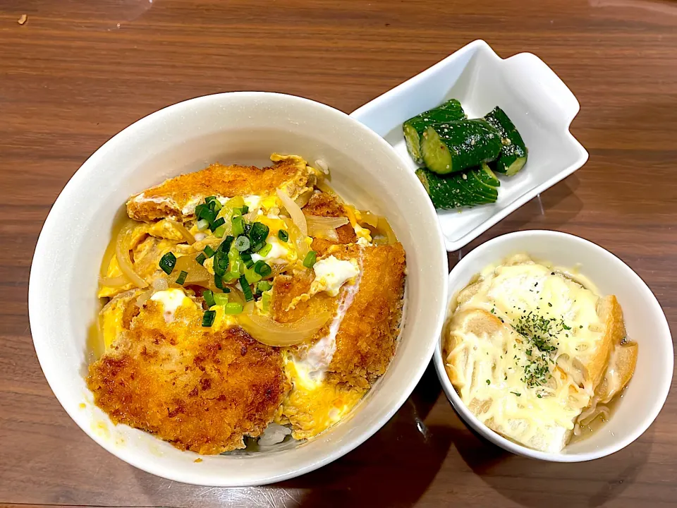 鶏むねのカツ煮丼　オニオングラタンスープ　じゃばらきゅうりの旨辛漬け|おさむん17さん