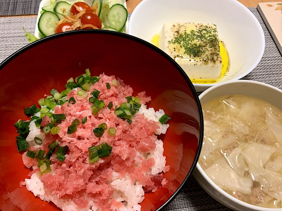 ネギトロ丼、ワンタンスープ、豆腐のスパイシーバジルとオリーブオイル|maa@さん