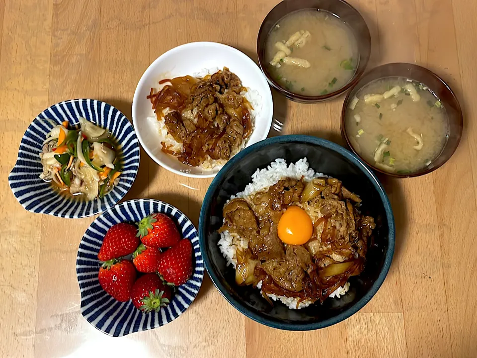 すき焼きご飯　イワシのマリネ　味噌汁　いちご|そのみさん