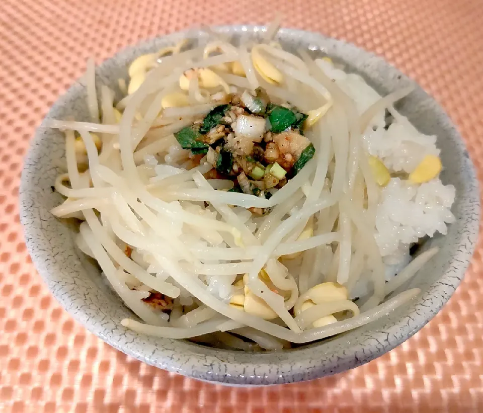 Snapdishの料理写真:豆もやしご飯(韓国風ピリ辛万能タレ)|まゆみさん