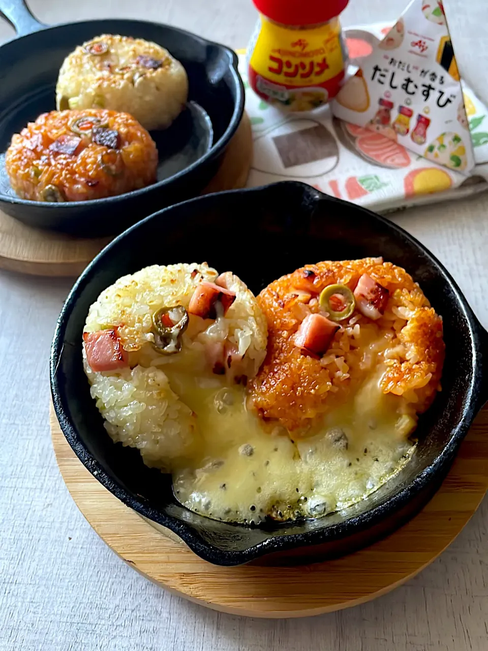 チーズ溢れる紅白のイタリアンだしむすび🍙|とんちんさん