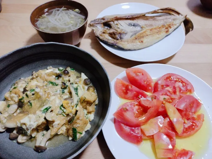 Snapdishの料理写真:厚揚げとキノコの卵炒め
トマトオリーブオイル\🍅/
もやしのお味噌汁
ほっけ焼き|きりんさん