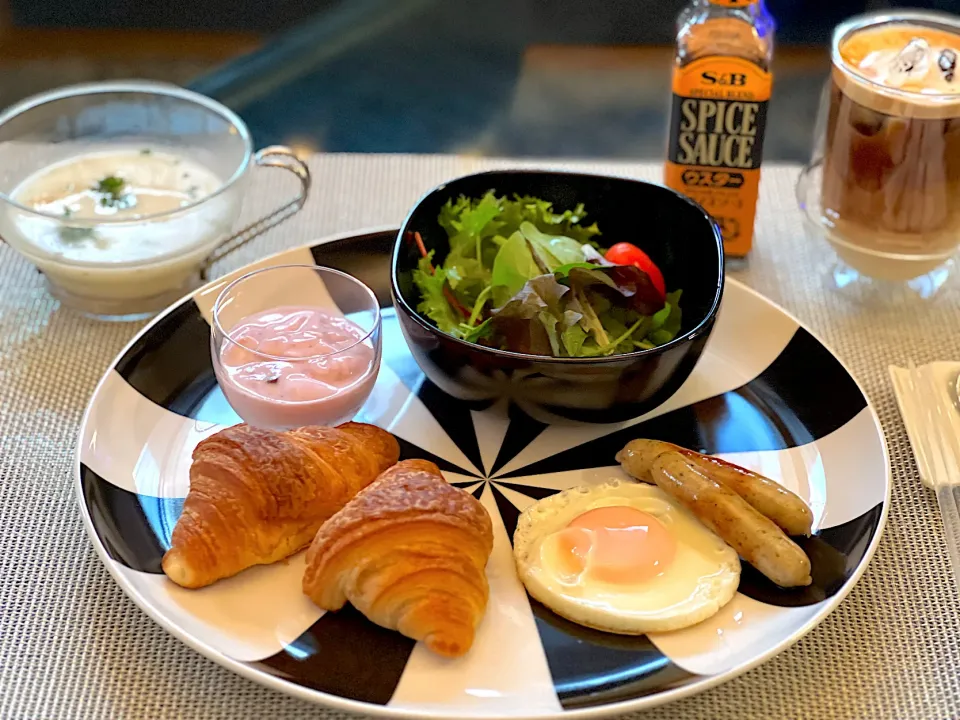 Snapdishの料理写真:休日の朝ごはん🥐☕️✨
●クロワッサン🥐
●目玉焼き🍳
●レモン&パセリのソーセージ
●ベビーリーフのサラダ🥗
●ポタージュスープ
●ブルーベリーヨーグルト🫐
●アイスカフェオレ|yokoさん