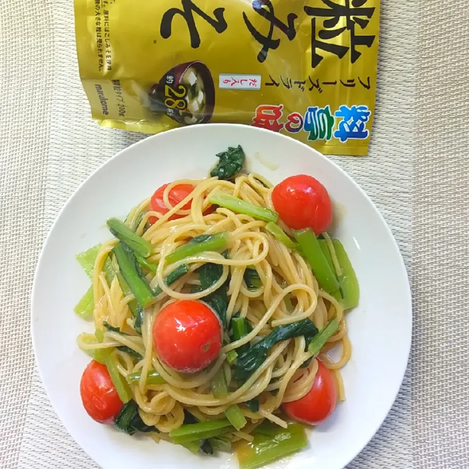 Snapdishの料理写真:小松菜とトマトの和風パスタ|izu-miさん