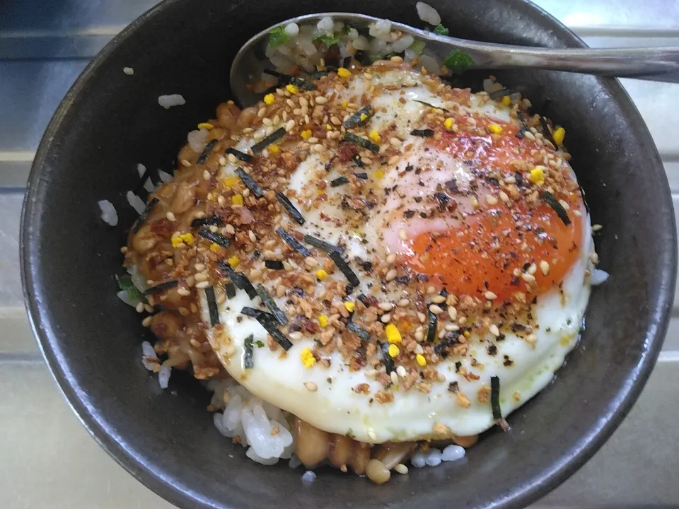 Snapdishの料理写真:なめ茸と肉そぼろ入りショゴス丼|darkbaronさん