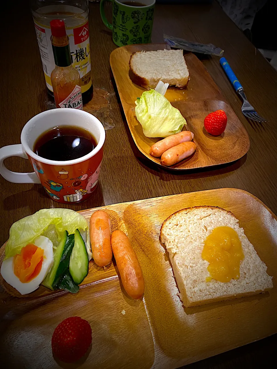 焼きソーセージ　サラダ　苺　ライ麦食パン　リリコイバター　コーヒー|ch＊K*∀o(^^*)♪さん