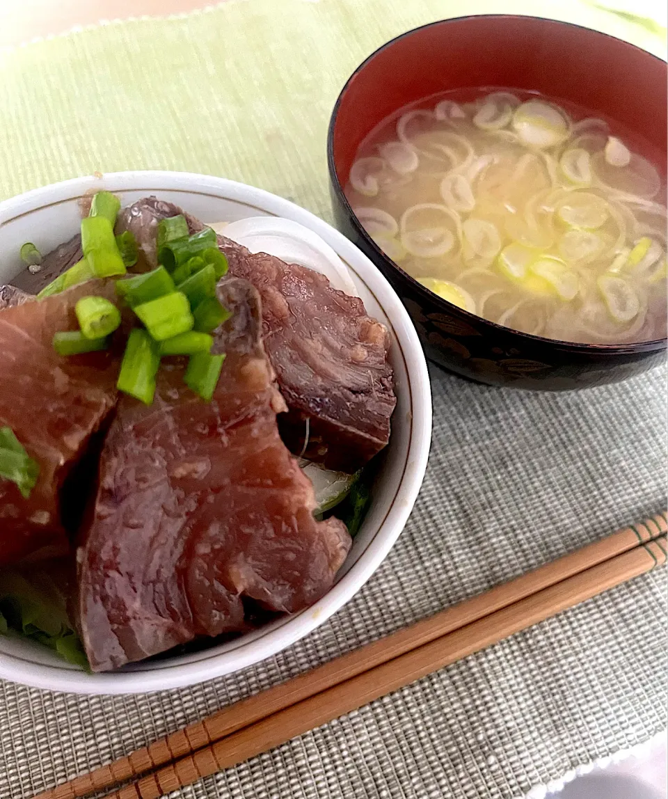 自炊　ぶり漬け丼　味噌汁|みんさん