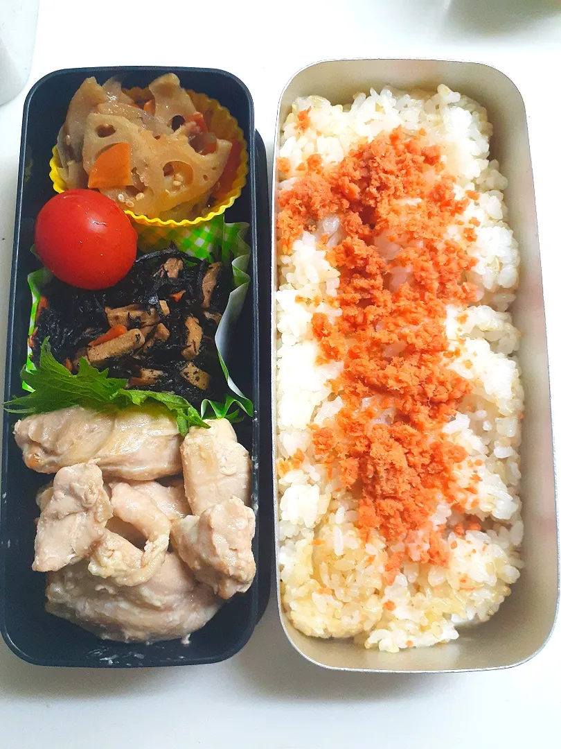 Snapdishの料理写真:☆中学生弁当☆出かける10分前に言われた(泣)玄米入り鮭ごはん、蓮金平、ひじき煮物、ミニトマト、鶏マヨネーズ焼き|ｼｮｺﾗさん