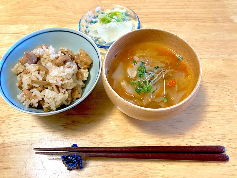 かしわご飯🧡菊芋とレタスのクコの実入りお味噌汁🧡白菜のお漬物|さくたえさん