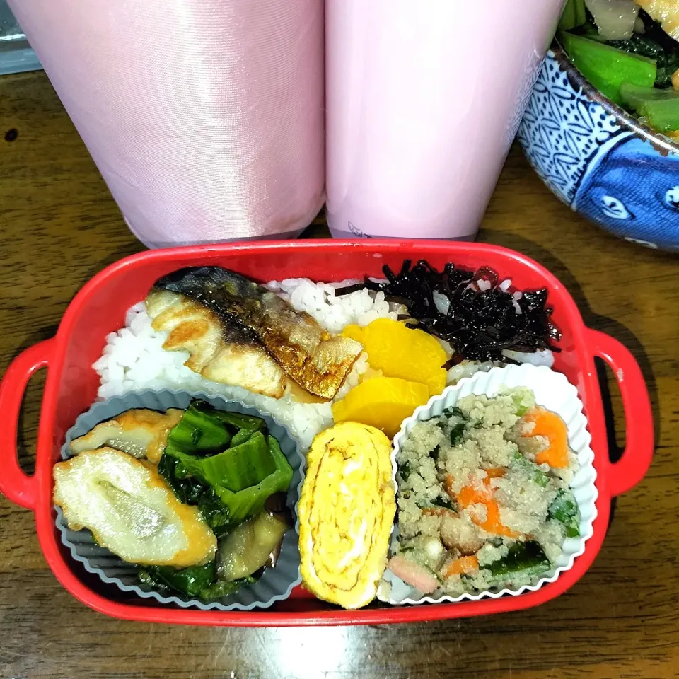 私弁当🍱
　塩サバ
　おから
　からし菜とごぼう天炒め|miimiさん