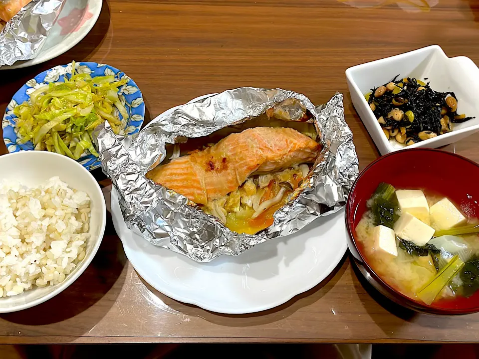 ちゃんちゃん焼き風鮭のホイル焼き　豆腐と小松菜の味噌汁　ひじきの煮物　春キャベツのごま和え|おさむん17さん