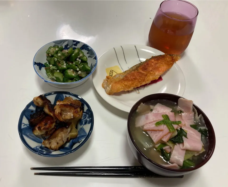 Snapdishの料理写真:今日もアルモンデ晩御飯。☆鮭のチーズムニエル☆鶏ももソテー☆オクラのおかか和え☆みそ汁（キャベツ・ほうれん草・ベーコン）|Saharaさん