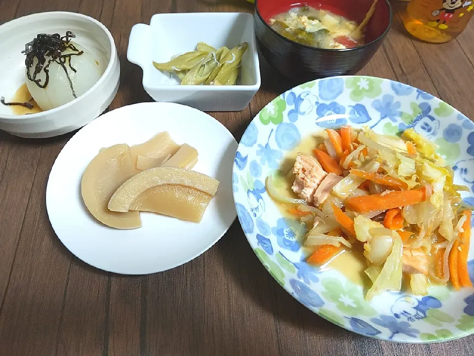 鮭のちゃんちゃん焼き
いたどりと揚げの炒め物
筍の煮物
新玉ねぎのレンジ蒸し
トマトと豆腐のかき玉味噌汁|尚さん