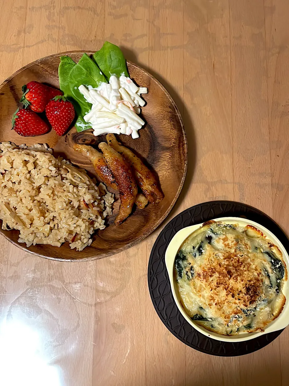 鶏皮餃子　マカロニサラダ　グラタン　ホッキ飯　いちご|そのみさん