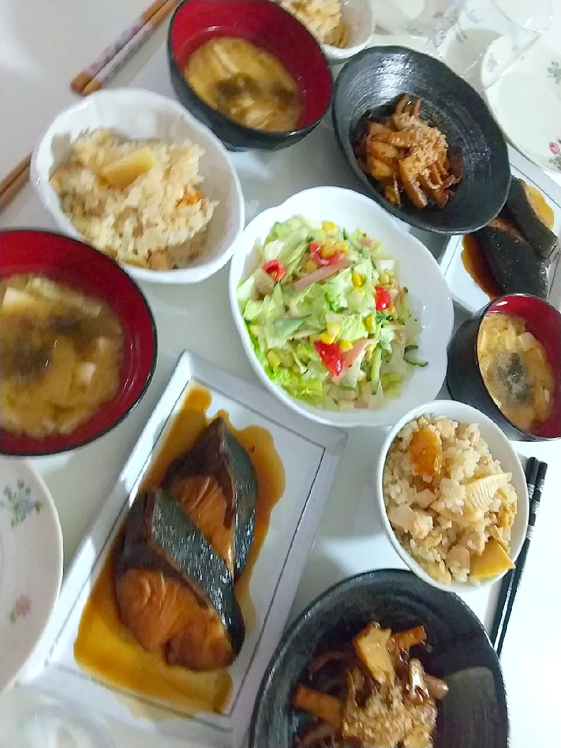 夕食(*^^*)
たけのこご飯
ぶり照り焼き
たけのこのバター醤油焼き
サラダ🥗
お味噌汁(とろろ昆布、豆腐、油揚げ)|プリン☆さん