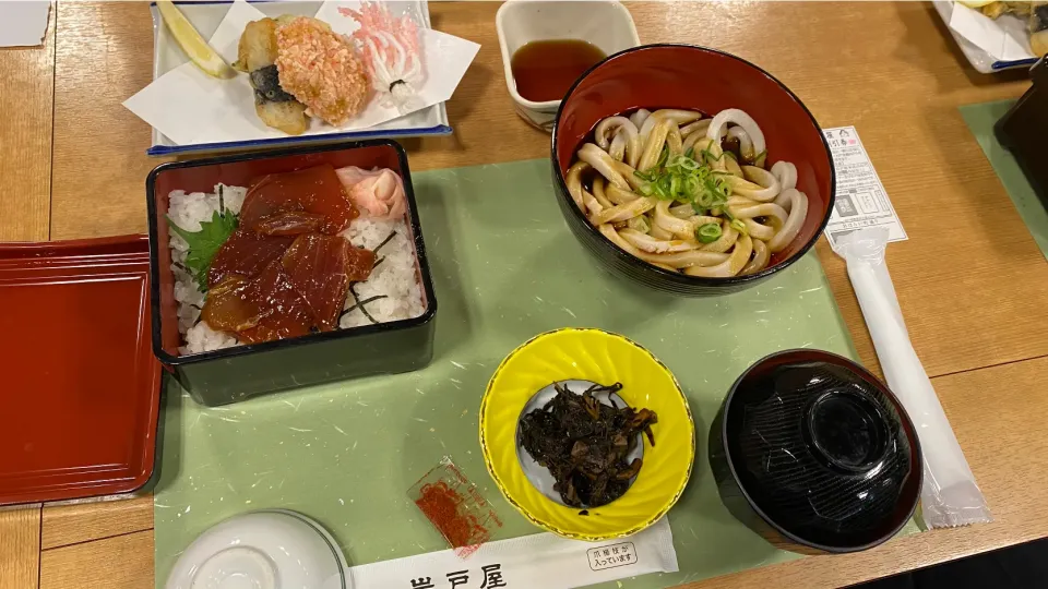 伊勢神宮参拝の昼食で岩戸屋さんの手こね寿司と伊勢うどん|Morito Kamiyaさん