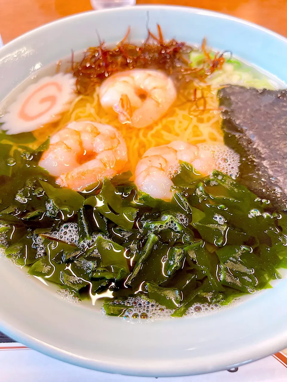 Snapdishの料理写真:澄んだスープが美味しい海老とワカメの塩ラーメン|Blueberry🫐さん