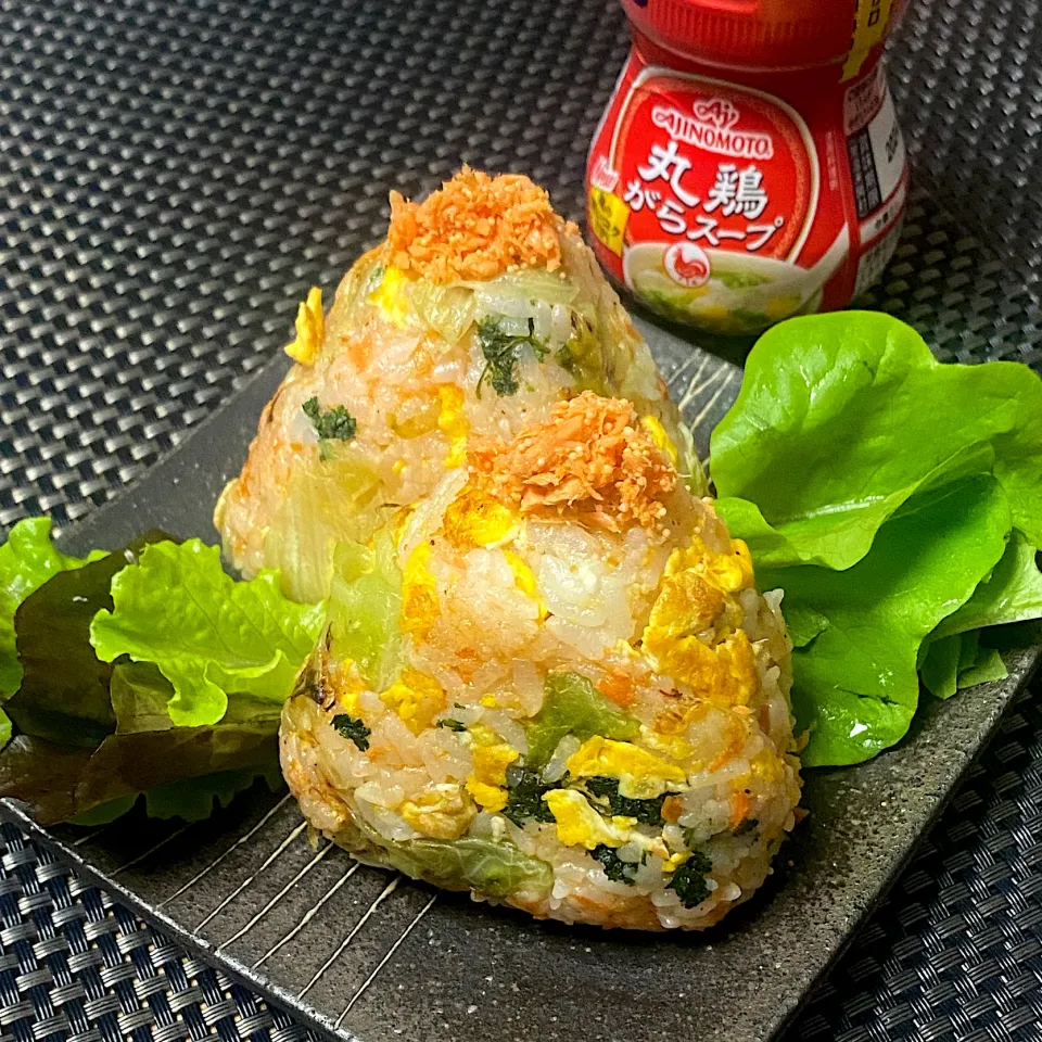 Snapdishの料理写真:レタスチャーハンむすび🍙|Michiyo Shimizuさん