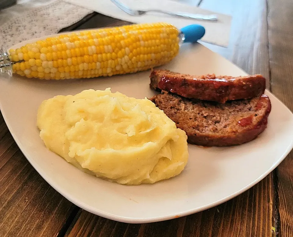 Meatloaf, mashed potatoes and corn on the cob|Travis Stoneさん