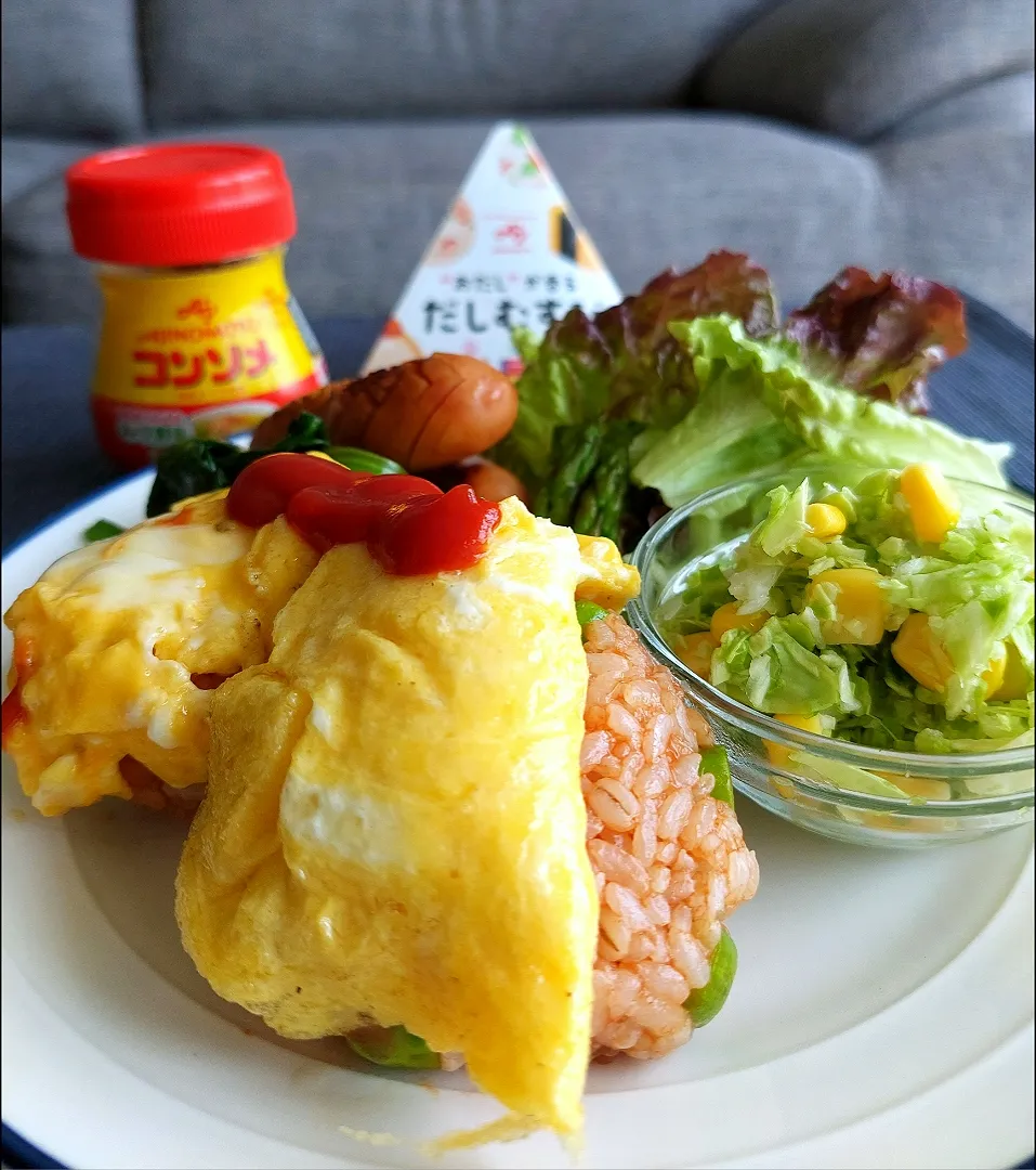 春の野菜祭り🥬オムライス風コンソメおにぎり🍙|しあるさん