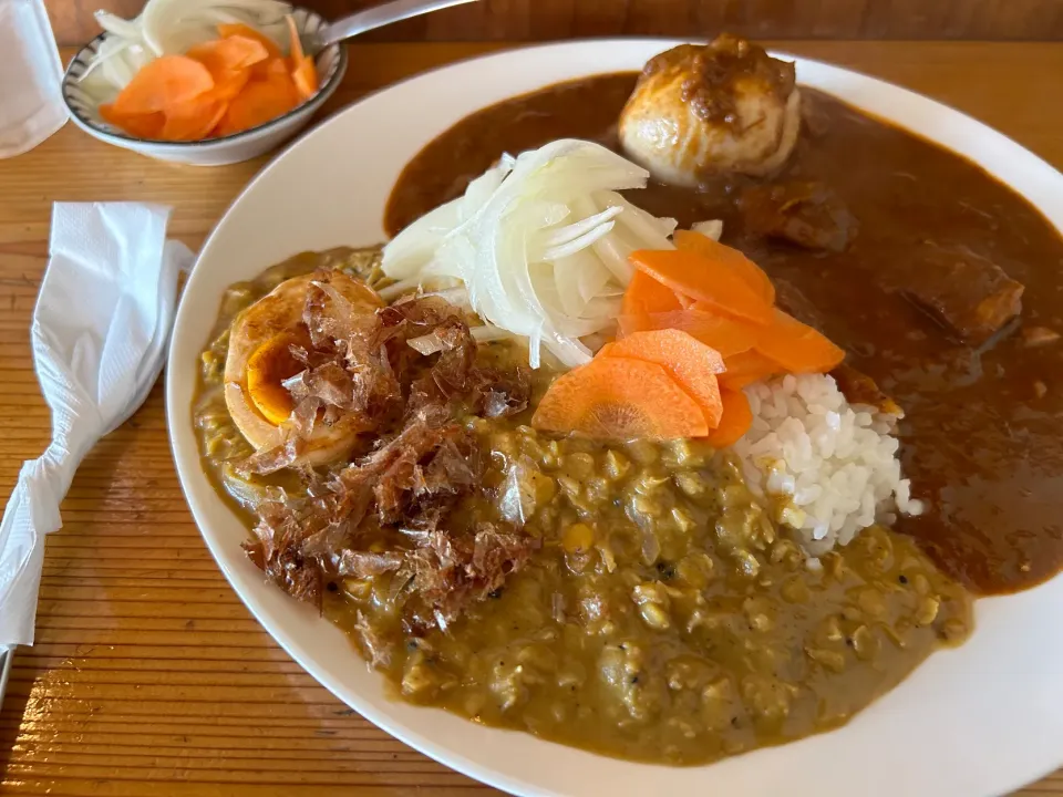 Snapdishの料理写真:大辛チキンと辛口レンズ豆のあいがけ🫘🇱🇰🍛🔥味玉トッピング🥚ピクルスマシマシ🥒|buhizouさん