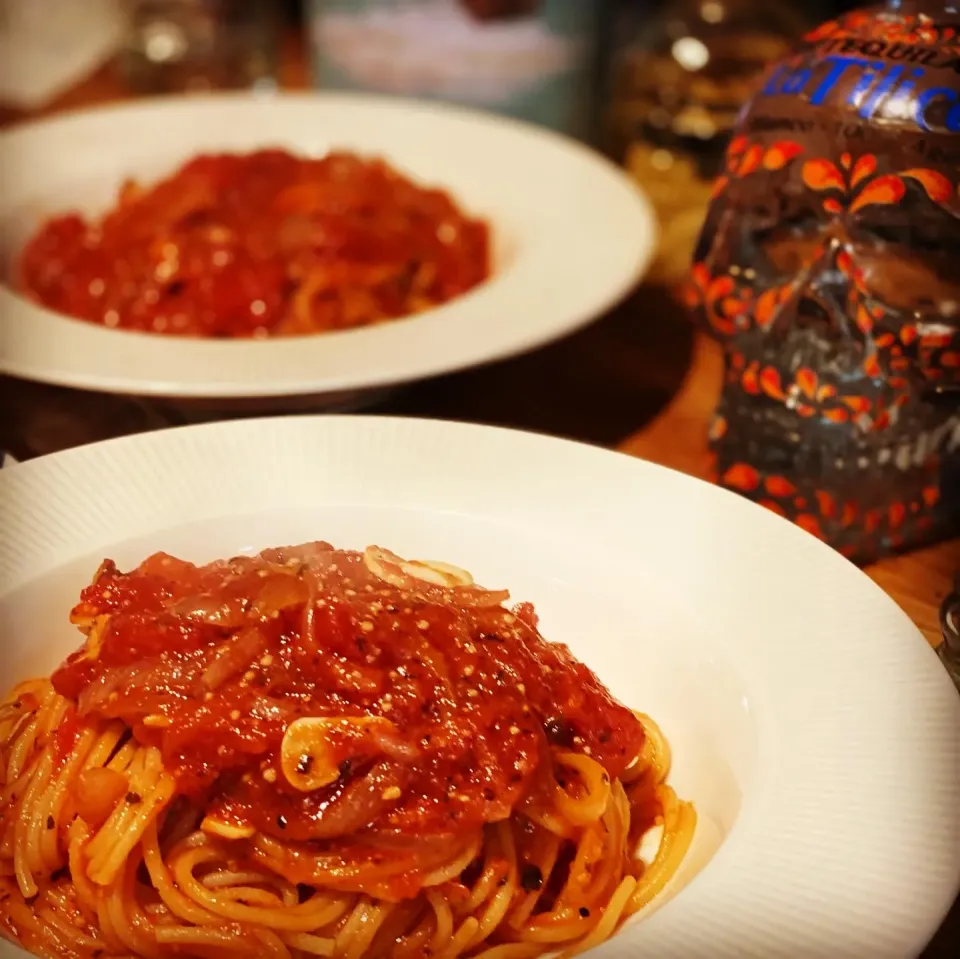 Lunch ! Lunch ! 
Freshly Made Tomato & Onion Sauce with Garlic and Butter with Spaghetti 
#spaghetti #pasta #tomatosauce #homemade #chefemanuel|Emanuel Hayashiさん