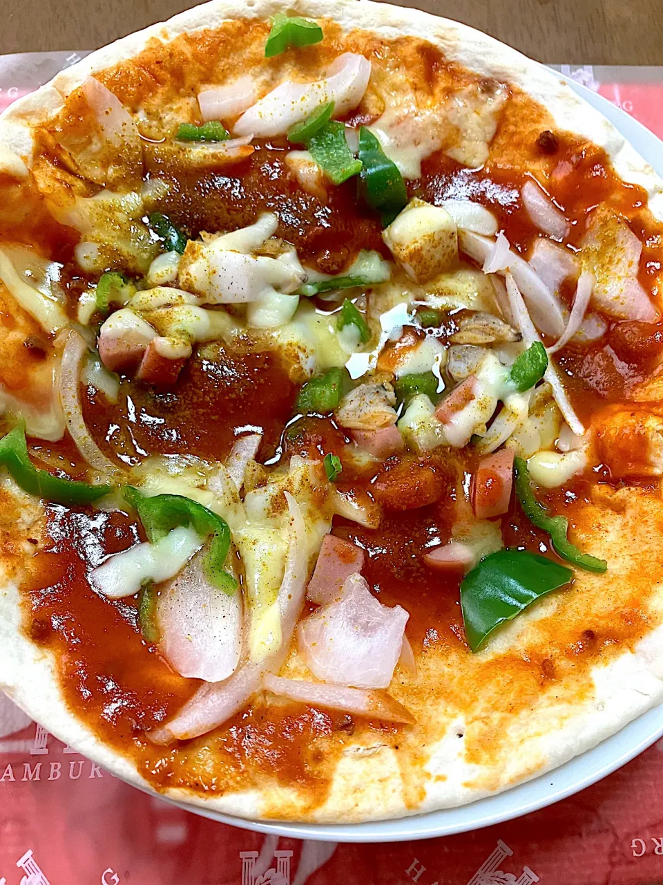 Snapdishの料理写真:カレー風味のシーフードミックスピザ🍕|KAORUNSHEEPさん