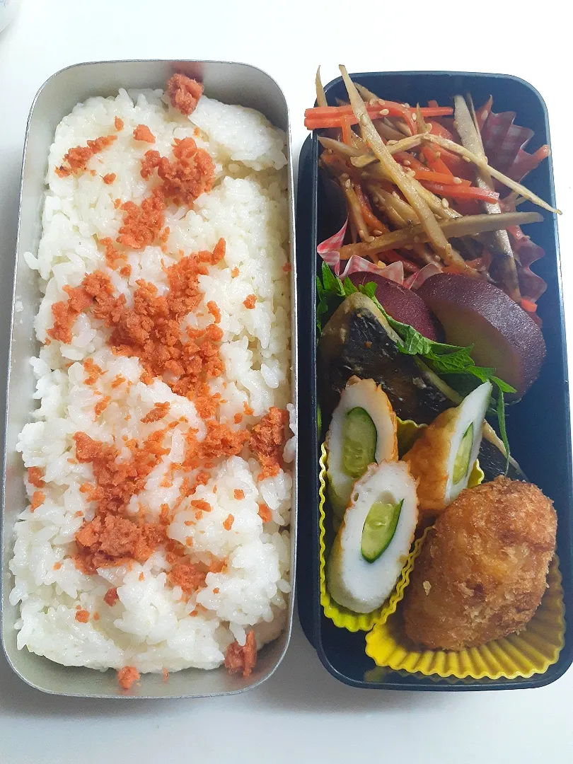 ☆中学生弁当☆鮭ごはん、金平牛蒡、薩摩芋レモン煮、鰆味噌焼き、竹輪胡瓜、南瓜コロッケ|ｼｮｺﾗさん