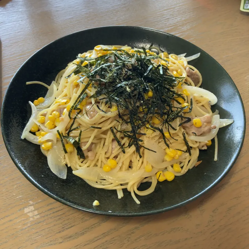 Snapdishの料理写真:鶏肉と新玉ねぎの味噌バターパスタ|Kojiさん