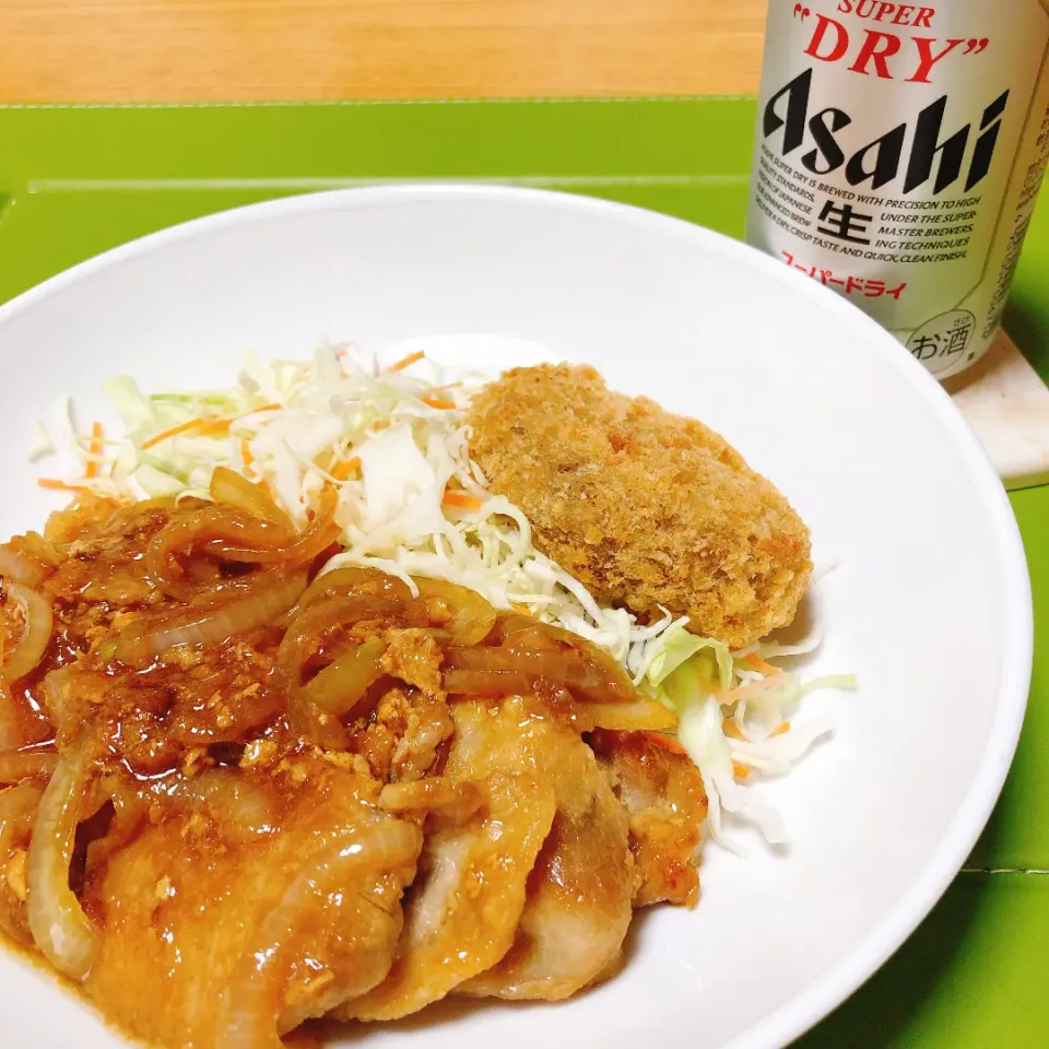 今夜は豚のしょうが焼きだブー🐽
冷凍コロッケはオマケにつけたよ😆|naoさん