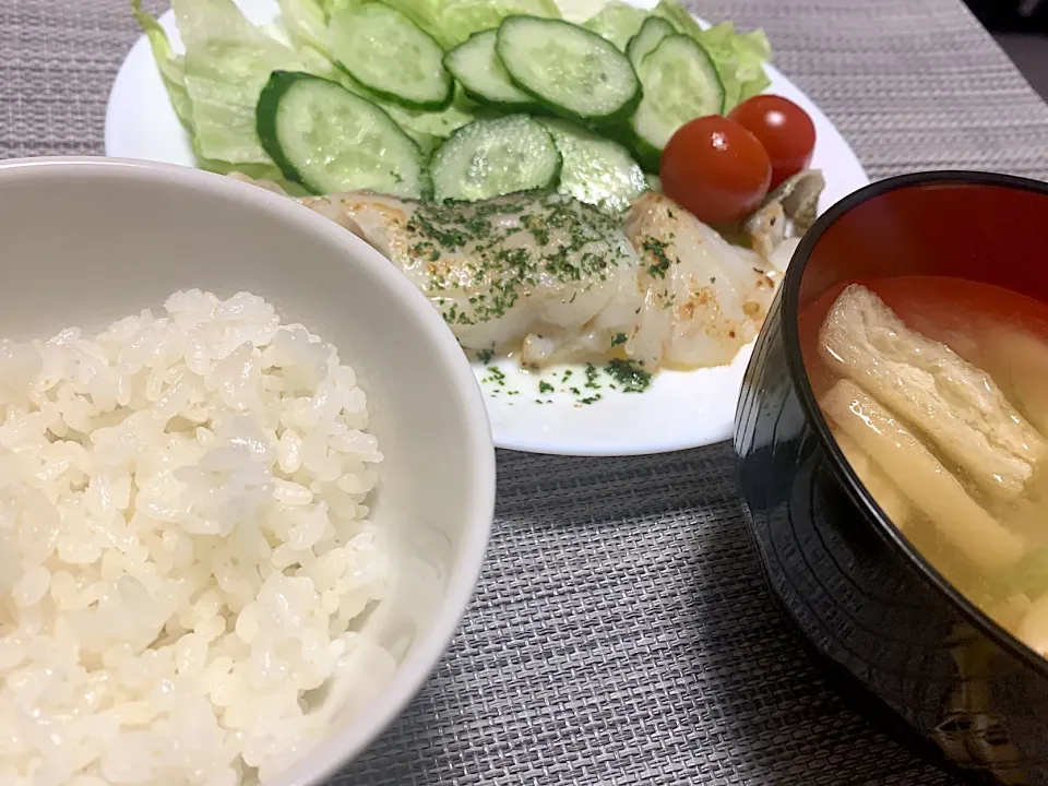 Snapdishの料理写真:鱈のムニエル、油揚げとねぎとえのきのお味噌汁|maa@さん