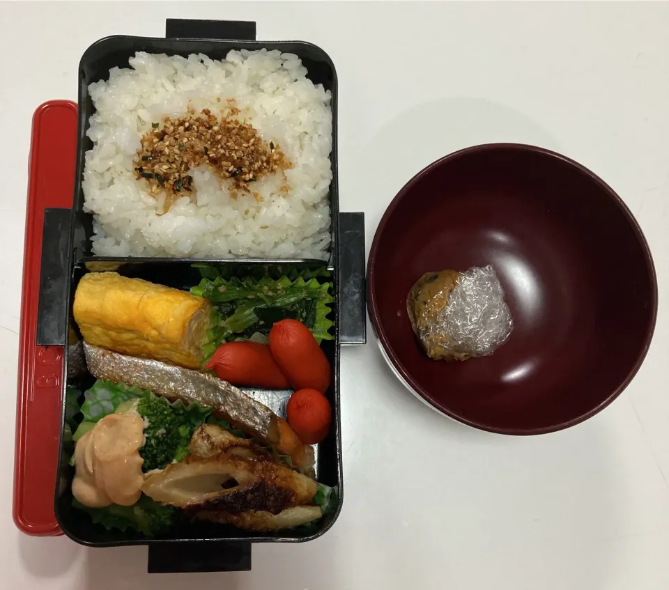 Snapdishの料理写真:パパ弁☆卵焼き☆赤ウインナー☆ほうれん草の胡麻和え☆鮭☆ブロッコリーの明太マヨ☆ちくわのきんぴら☆みそ玉|Saharaさん