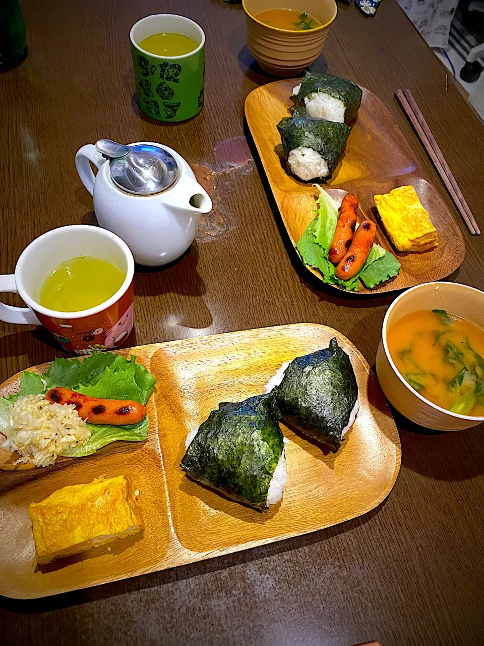 おかかと梅和えのおむすび　焼きソーセージ　出し巻き卵　コールスロー　かき菜のお味噌汁　茎茶|ch＊K*∀o(^^*)♪さん