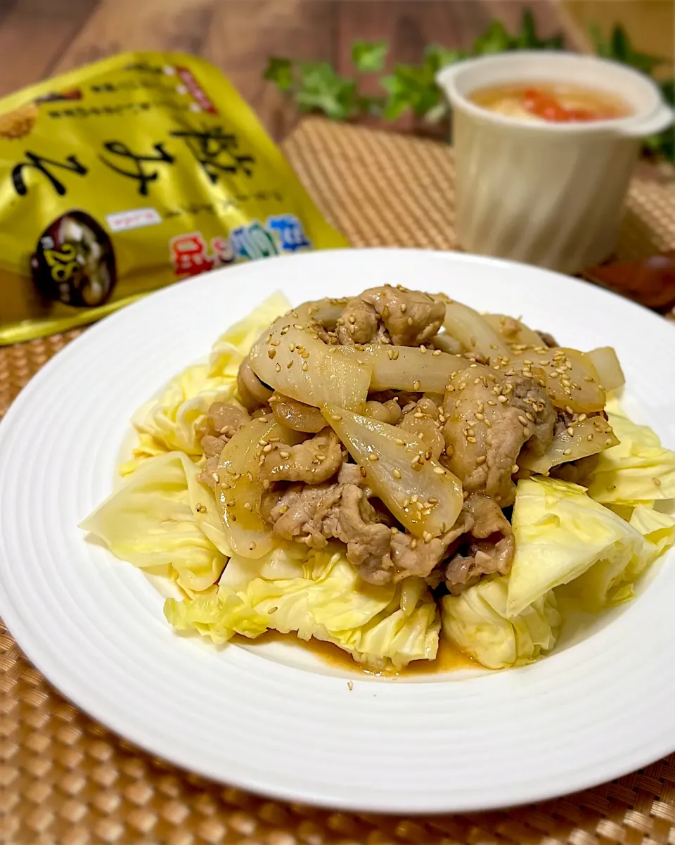 ごはんがすすむ❣️豚こま肉と新玉ねぎの味噌炒め|あゆさん