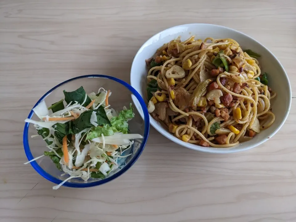 カラフルペペロンチーノ風ロングパスタ&ほうれん草サラダ|Tarou  Masayukiさん