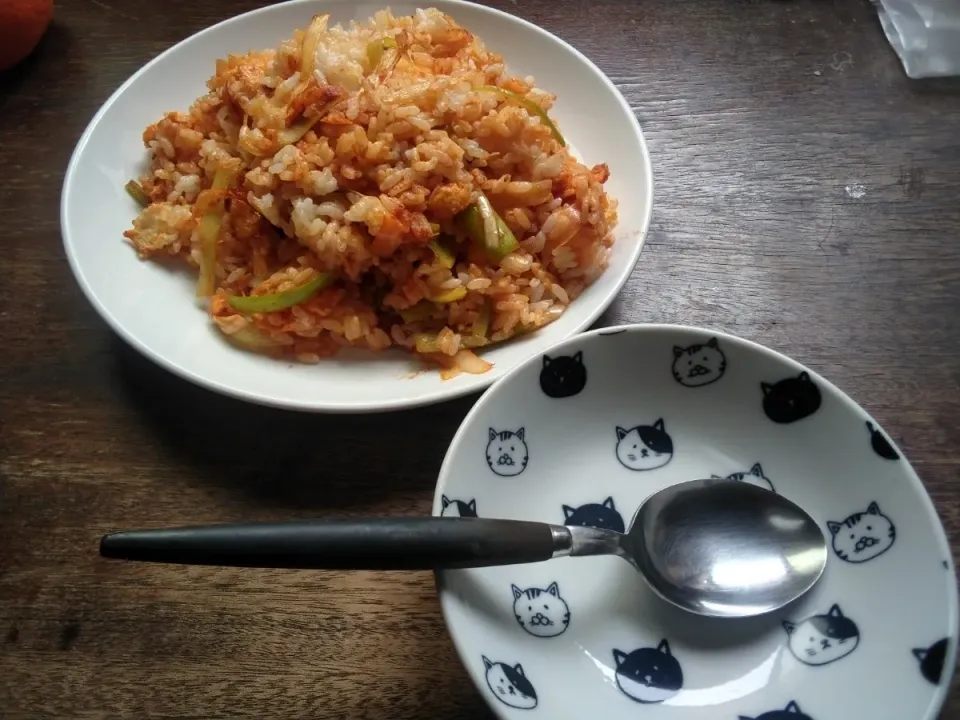 Snapdishの料理写真:長ねぎの粒みそキムチみたいなもので炒飯|にんにくと唐辛子が特に好き❤️(元シャリマー)さん