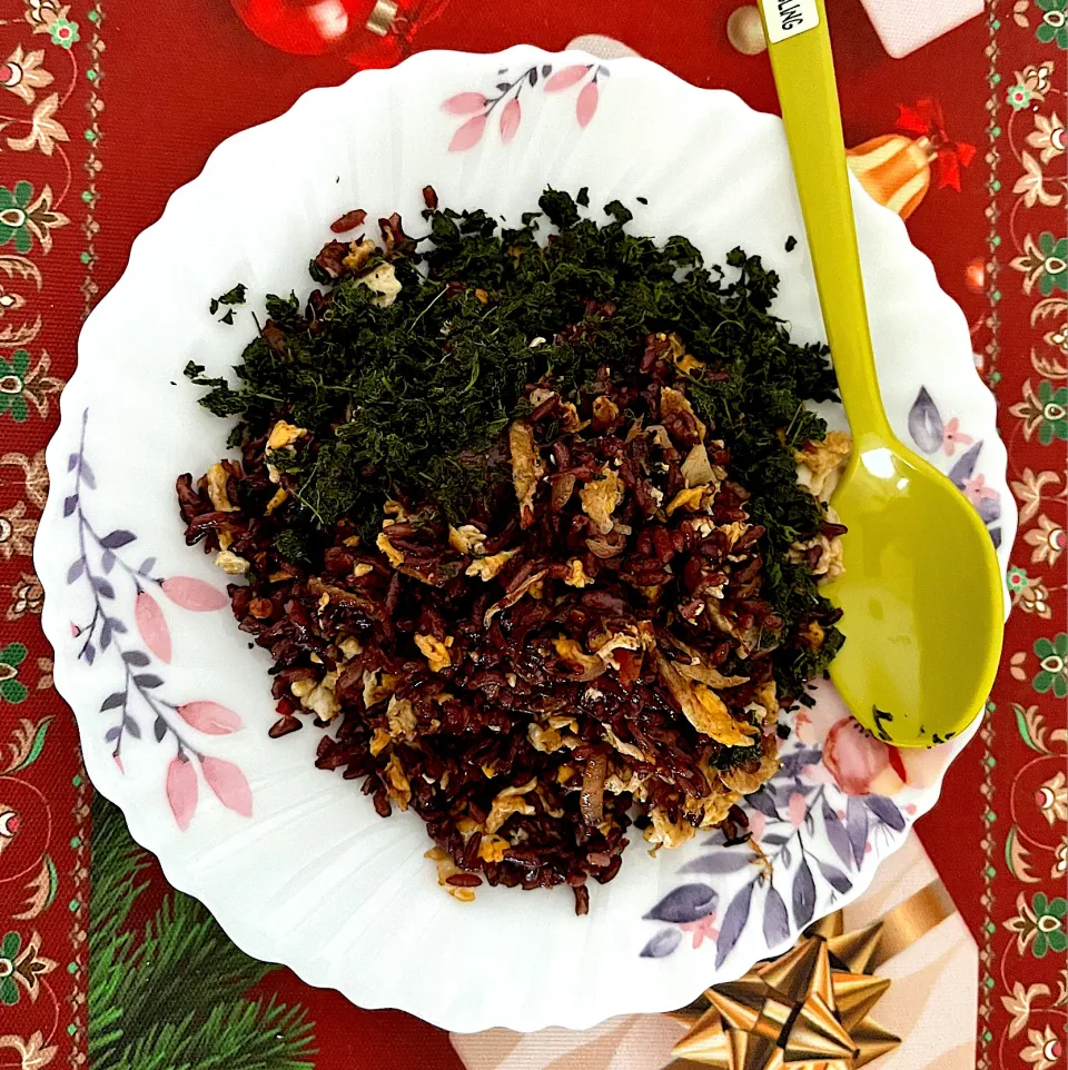 Snapdishの料理写真:Black Fried Rice With Daun Ubi|Little Orkedさん