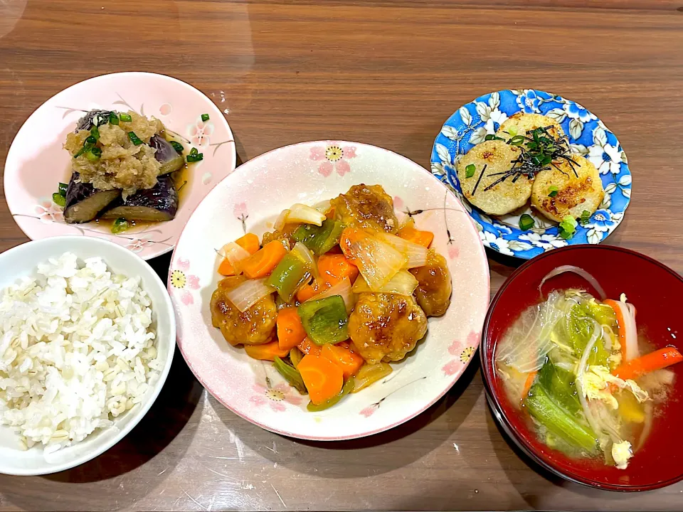 Snapdishの料理写真:豚こま酢豚　カニカマとレタスの味噌汁　長芋のニンニク醤油ステーキ　茄子の焼き浸し|おさむん17さん