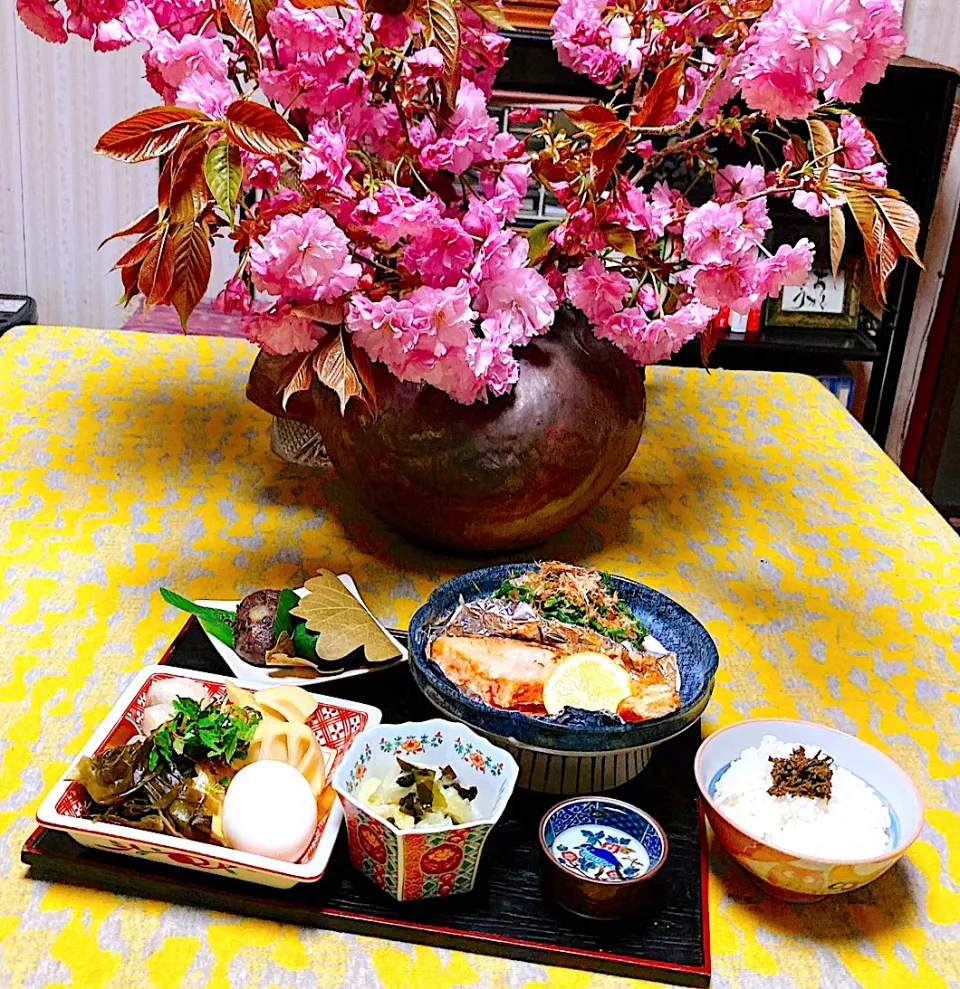 grandmaの晩ごはん☆ 初物の筍・鮭の唐揚げに青菜・キャベツの酢の物・お酒を一杯 花山椒の佃煮が美味しい|kaoriさん