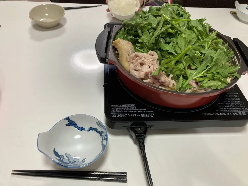 Snapdishの料理写真:晩御飯は季節外れの「鍋」鶏もも、豚こま、菊菜、えのき茸、エリンギ。|Saharaさん