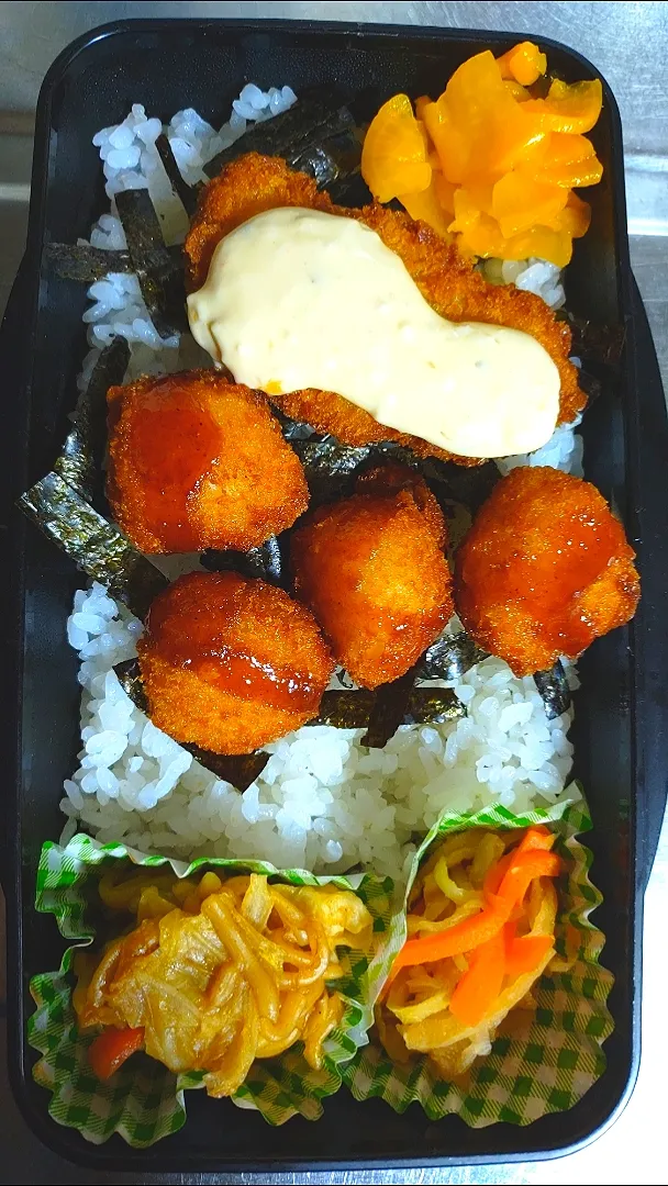 Snapdishの料理写真:旦那弁当　2023/4/15

白身魚のフライ
イカフライ
焼きそば
切り干し大根の煮物|ユキヨメ♪さん