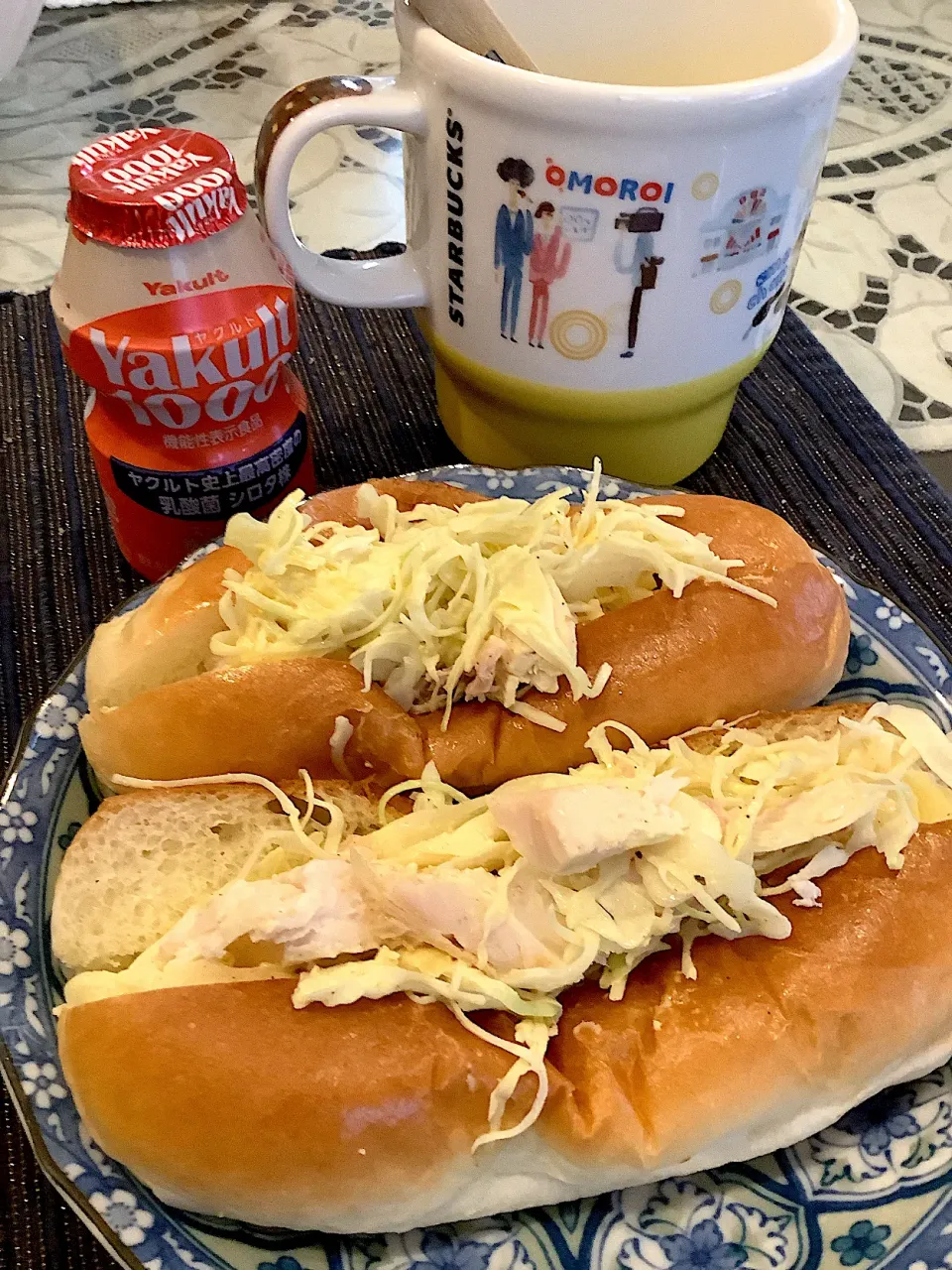 今朝は昨日のロテサリーチキンを使ったチキンサラダロール😋|アライさんさん