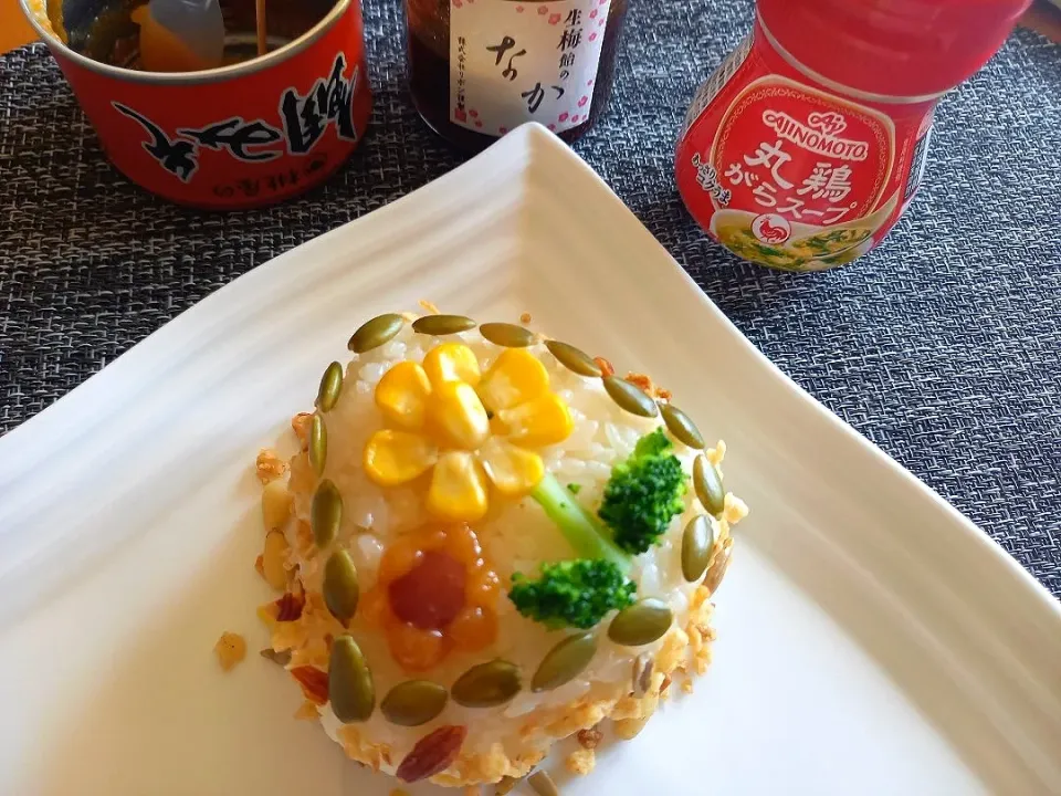 Snapdishの料理写真:丸鶏がらスープでだしむすび|ゆずさん